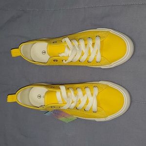 Size 9 Yellow Tennis Shoes